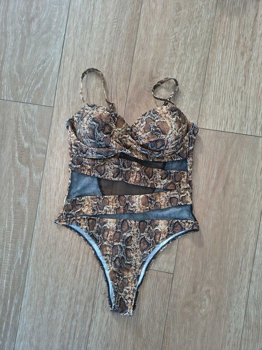 Vând costum de baie cu eticheta