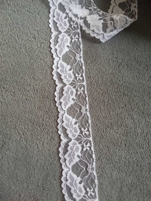 Бяла тънка дантела