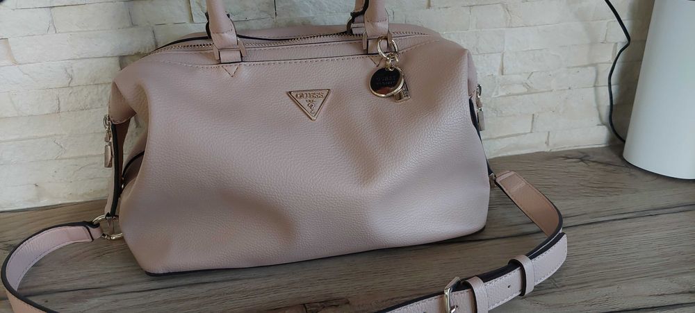 Дамска чанта GUESS