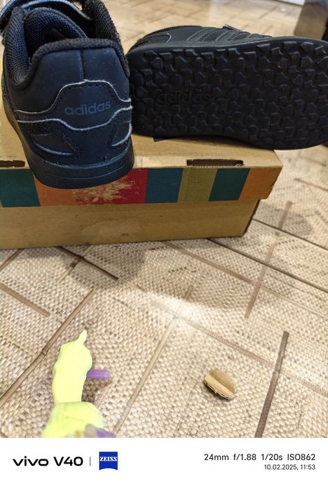 Продам кроссовки Адидас .