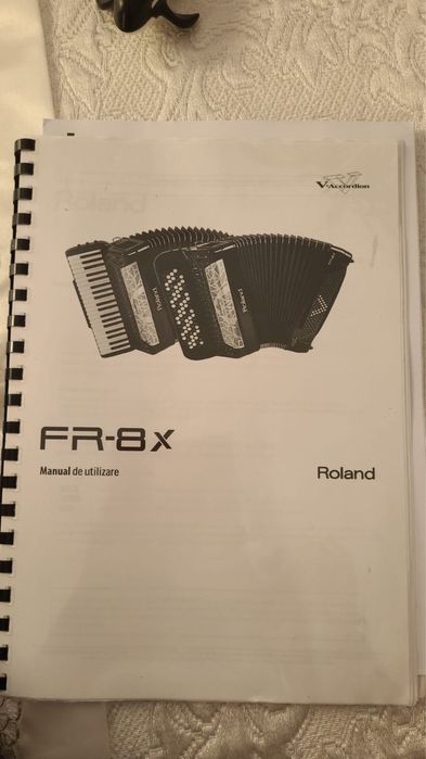 Se vinde Acordeon Roland  mofel 2013