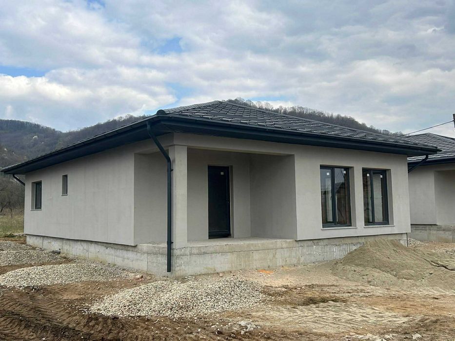 Vand casa semifinisata SEINI
