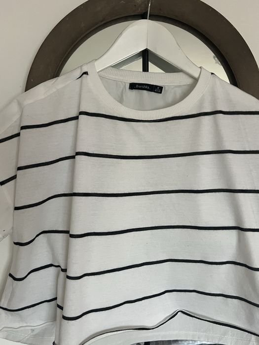 Tricou crop top lejer si elegant  Bershka