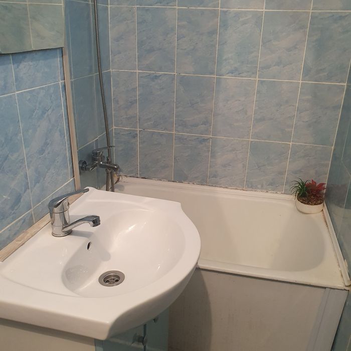 Apartament cu 3 camere + boxa la subsol de vânzare
