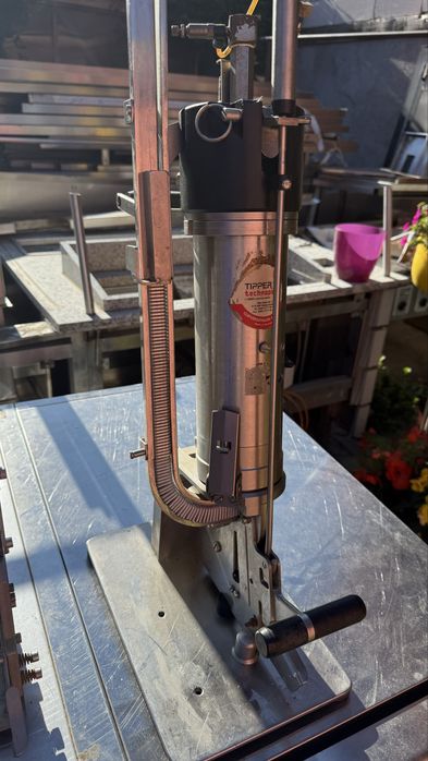 Clipsator pentru cutisin