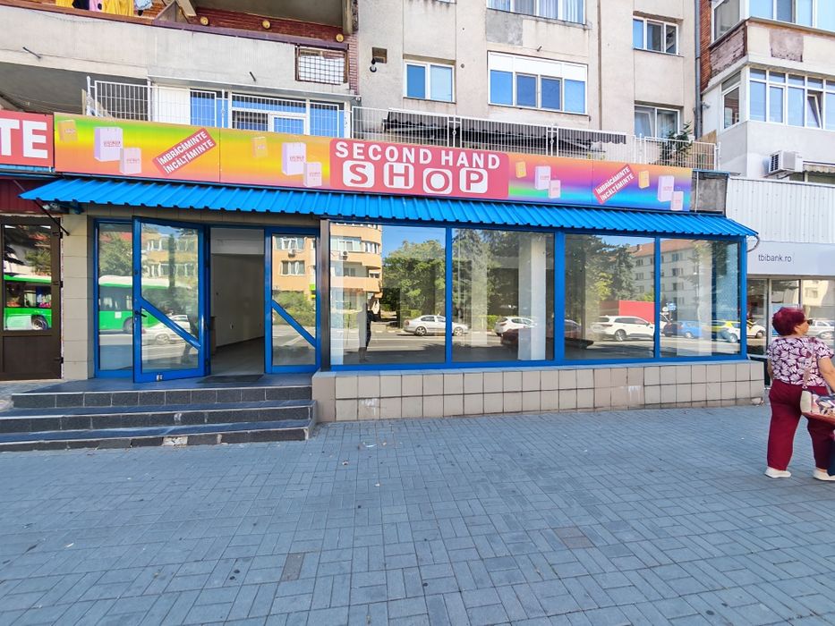 Tâmplărie termopan (vitrină) de vânzare geamuri + ușă (320 CM ușa+ geam și 735 CM lungime fațada din partea dreaptă)