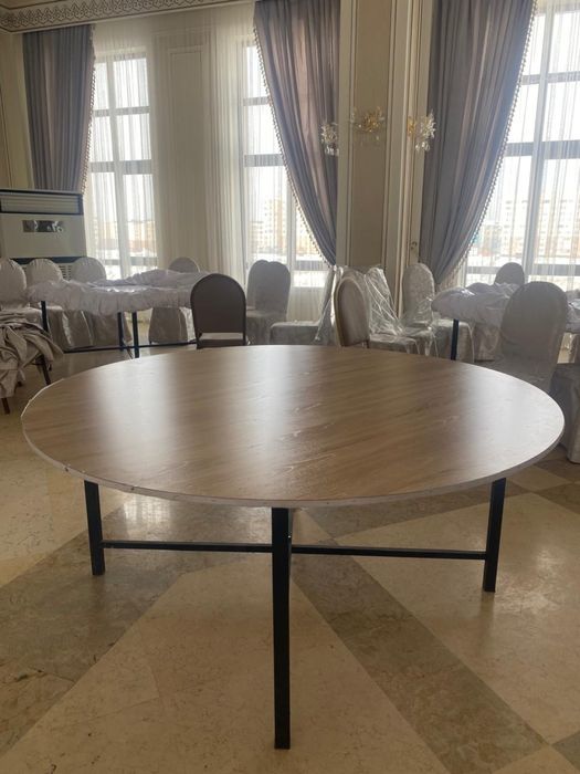 Стол и стулья для ресторана