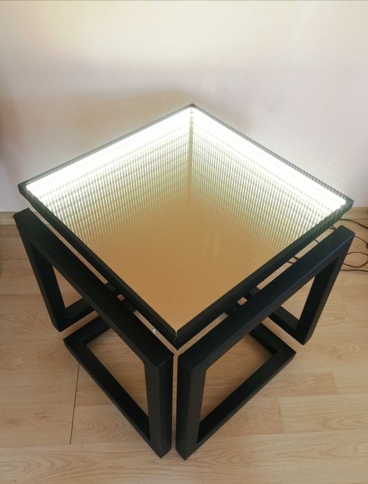 Безкрайна маса за кафе с илюзионно LED пано