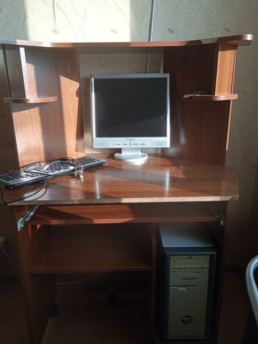 Деревянный рабочий стол