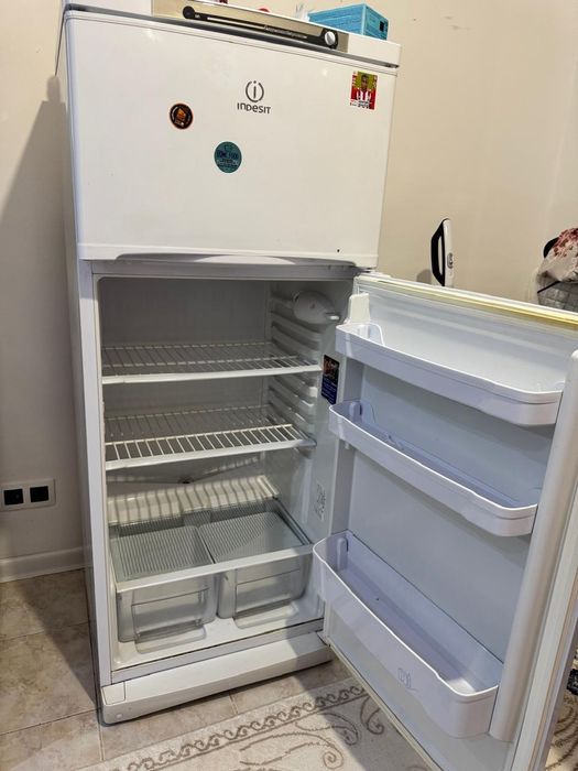 Холодильник Indesit