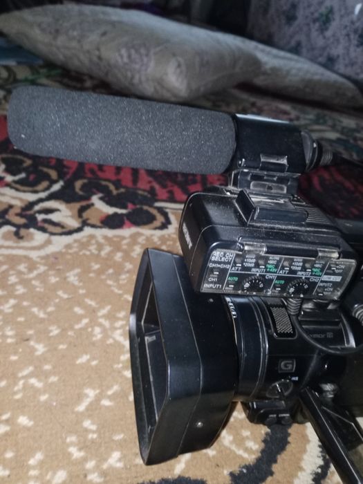 Camera sotiladi 2ta batteryka 1 ta zaryatchik xotira 96gb.Mikrafonibor