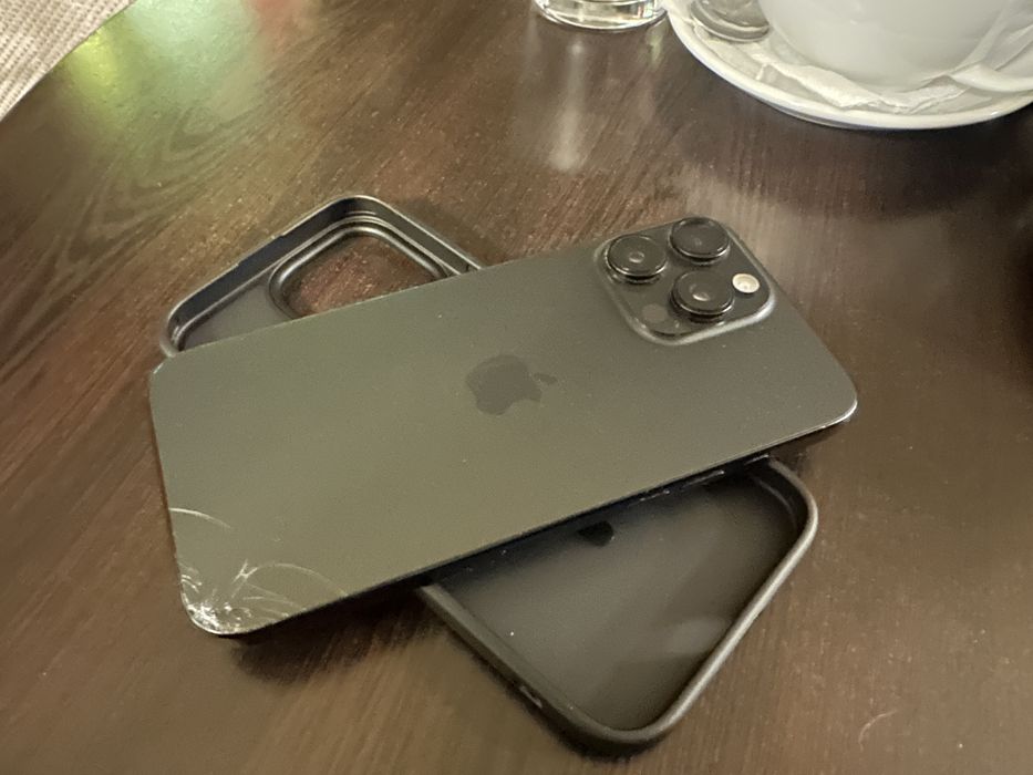 Iphone 16Pro Max in garantie/bateria100/la cutie.Spatele usor fisurat!