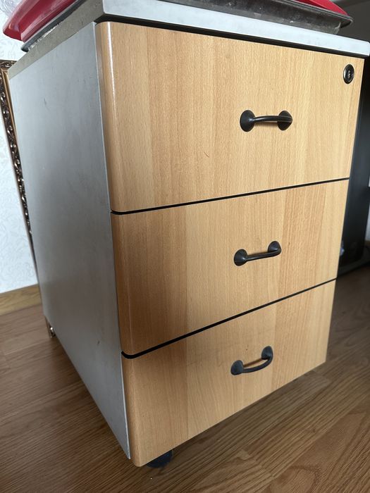 Стол письменный, полка на колесах, стул