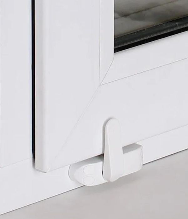 Защитные на окна от детей. Защитные на окна от детей. Блокиратор для окон от детей window restrictor. Ограничитель для окон. Фиксаторы на окна от детей.