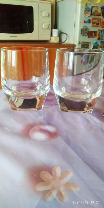 Бокалы и фужеры.