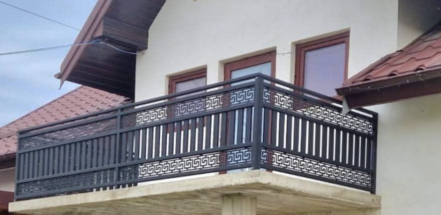 Porți, panouri de gard, balustrade din fier forjat și tablă decupată.