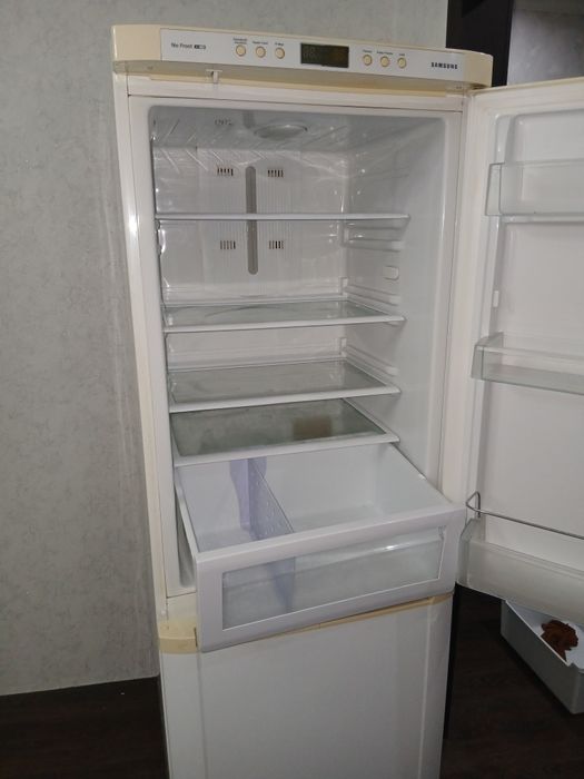 Холодильник б/у самсунг .