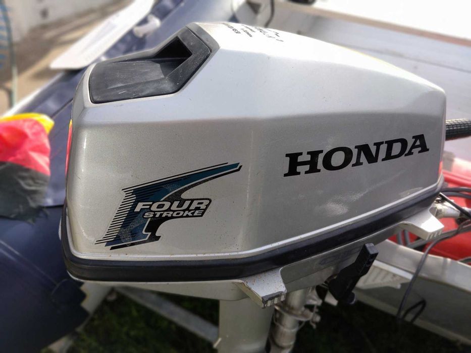 Продавам лодка с извън бордов двигател и колесар