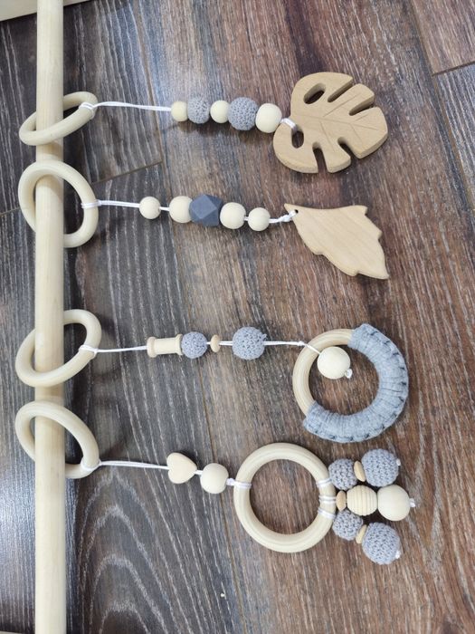 Деревянная стойка с игрушками