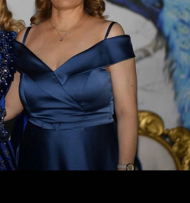 Дълга сатенена рокля