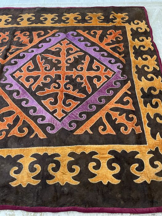 Тус кииз (ковер из войлока)