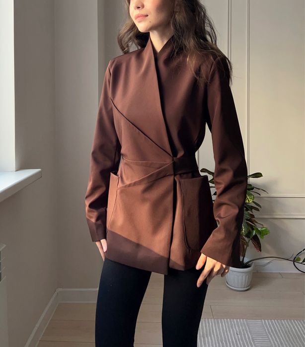 Стильный коричневый пиджак приталеннего ситуэта