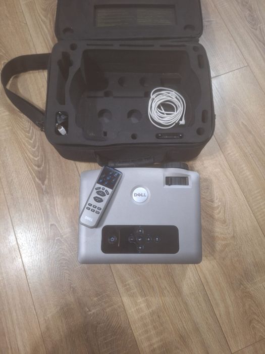 Vând video proiector Dell 2400