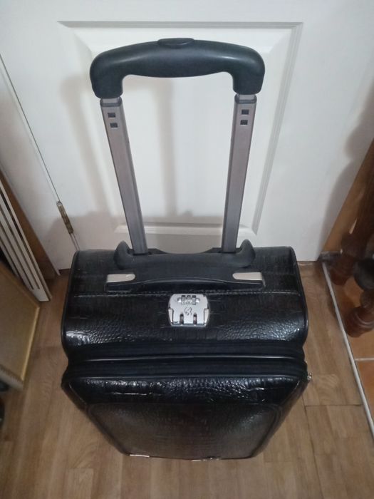 Чемоданы . Распродажа .