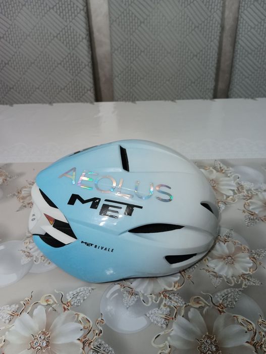 Продам срочно оригинал шлем мит