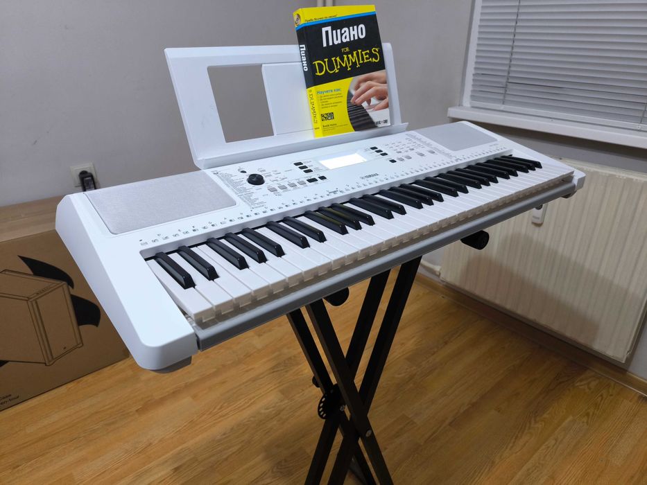 Синтезатор Yamaha EZ-300 със стойка