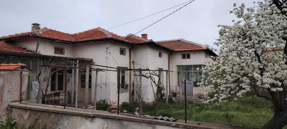 Едноетажна къща с парцел в село Динево, обл.Хасково