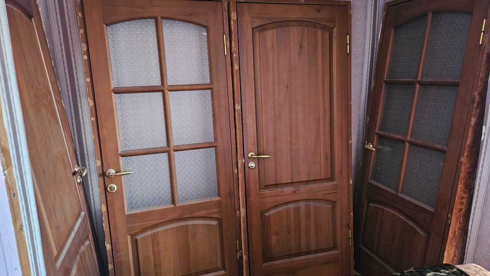 Двери межкомнатные дерево на 4х комнаты дорогие в хорошем состоянии
