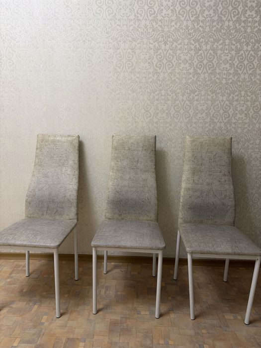 Продам кухонный стол с 3 стульями и 4 табуретками