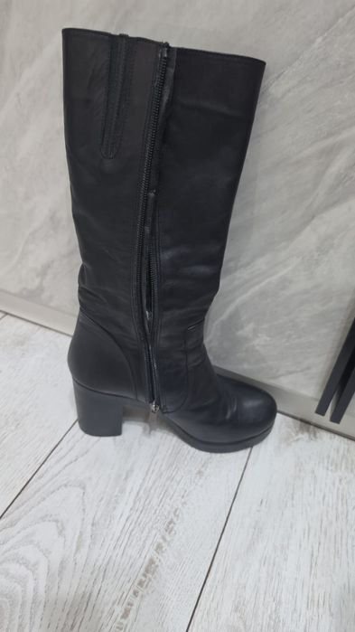 Продам зимние сапоги новые размер 37