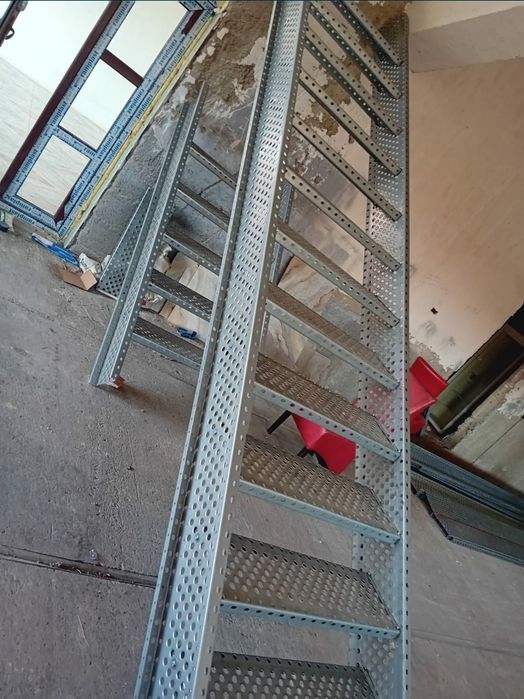 Vând scarii metalice zincate exterioare și pentru incendii , platforme