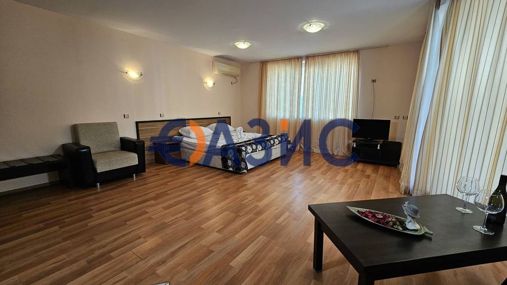 Апартамент с 1 спалня в комплекс „Саут Бийч“, на първа линия море,