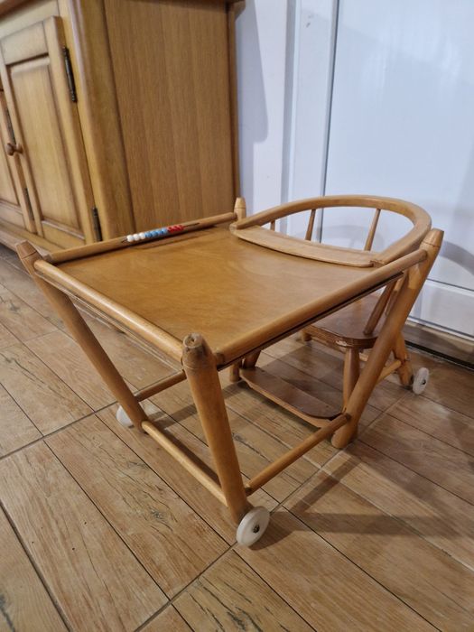 Продавам детско столче за хранене, става и на масичка.