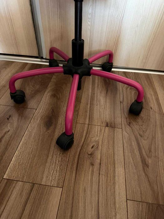 Scaun birou fetite roz/negru aproape nou