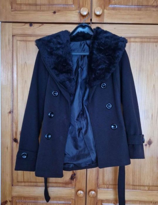 Късо палто с качулка
Искучително запазено
 Италянко Размер S
Гръдна об