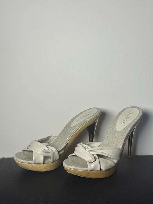 Sandalute cu toc Guess