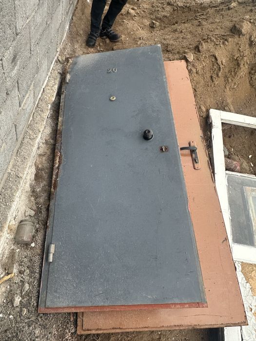 железные двери 2 штуки