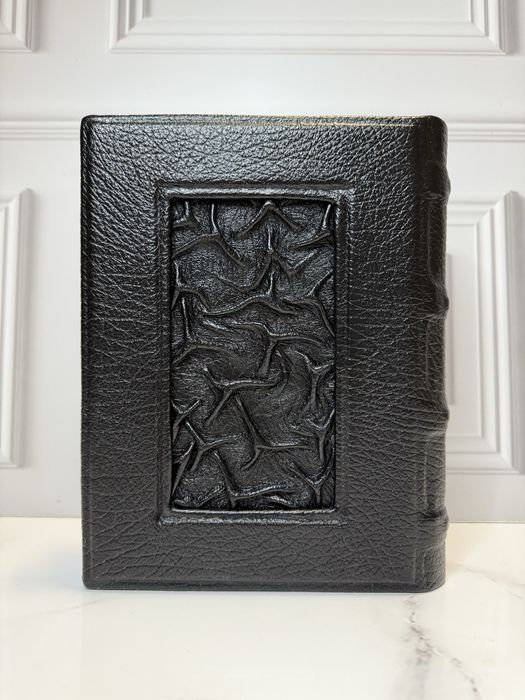 Книга «Бейбарс» в коже