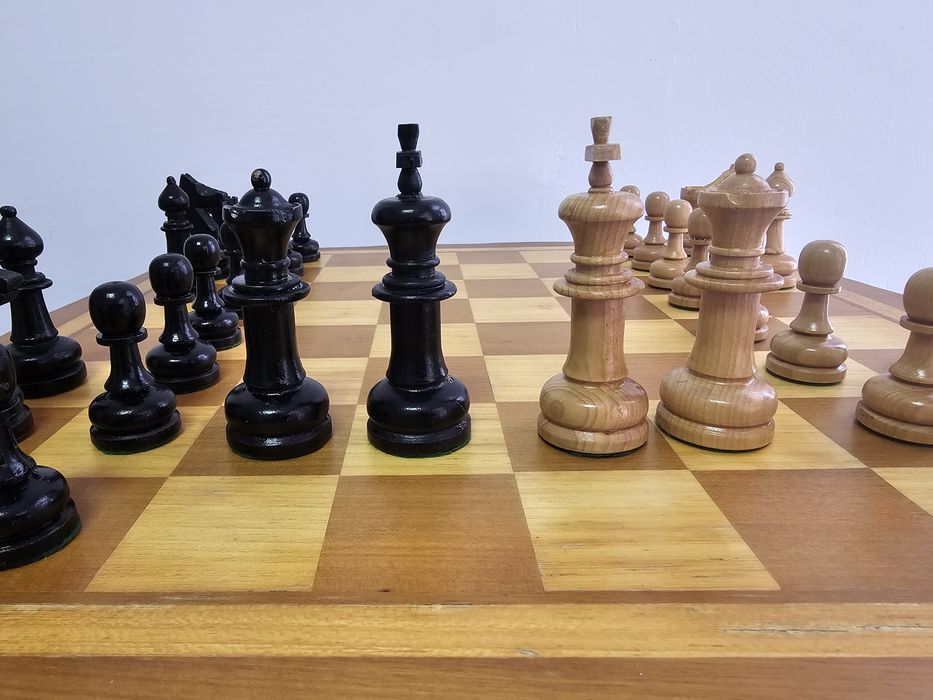 Стар дървен класически шах