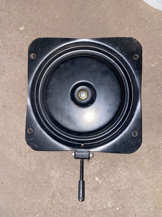 Въртяща основа за пасажерска седалка на бус кемпер