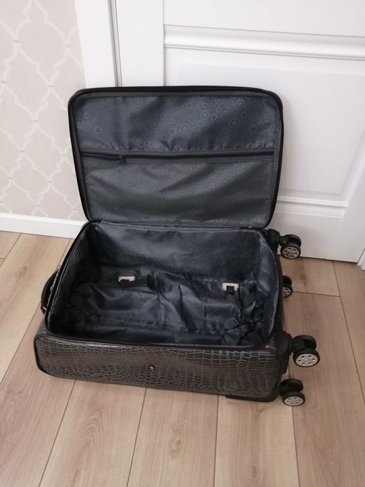 Продам средний чемодан.