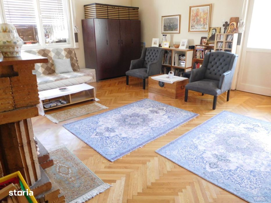Apartament 6 camere, garaj și grădină în Centru