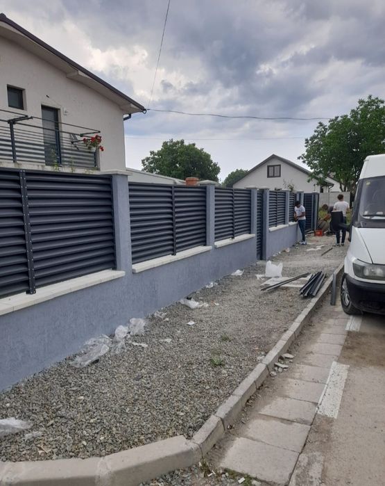 Meseriasi in constructii garduri de peste 10 ani, construim începând de la garduri din sipca metalica, panouri stil jaluzele, tabla cutata, plasă bord