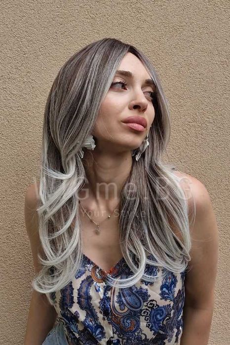 Дълга сребристо руса чуплива перука Силвър