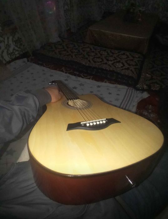 Gitara Akustik yangi