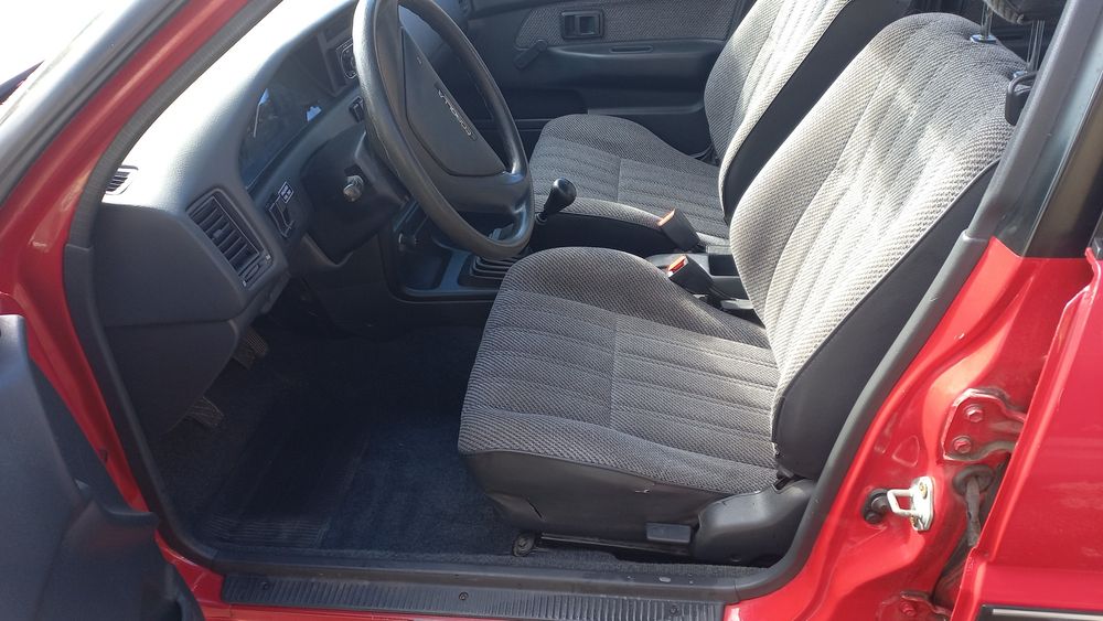 Toyota corola  13 benzina  100 mi km de garaj fără rugina